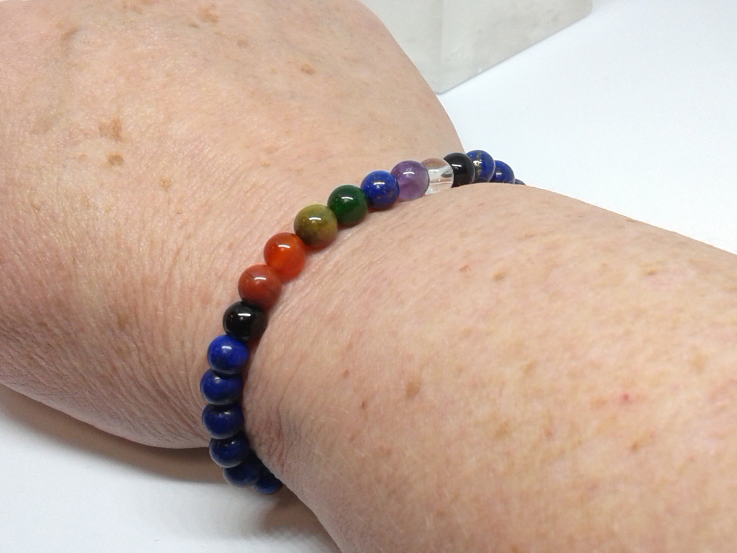 Chakra Bracelet - 1 sequence Surrounded by Lapis Lazuli 6 mm beads