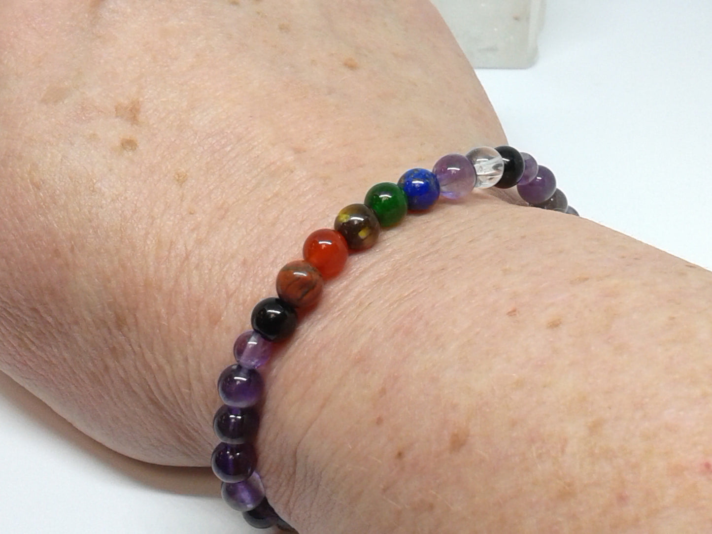 Chakra Bracelet - 1 sequence Surrounded by Amethyst 6 mm beads